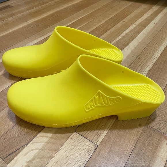 Calzuro BiHos Classic Rubber Autoclavable Clogs Without Holes Yellow - Picture 4 of 11